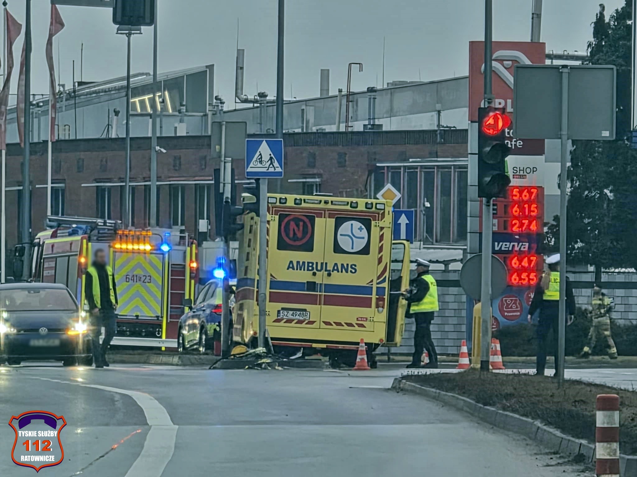 Zderzenie osobówki z karetką w Tychach