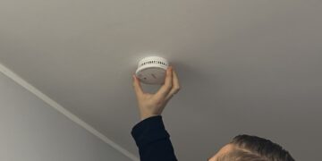 Strażaku montujesz czujkę? Nie wierć dziur! Radzi związek