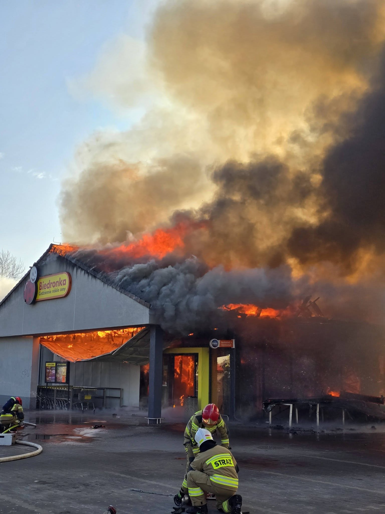 W Polkowicach płonie sklep Biedronka