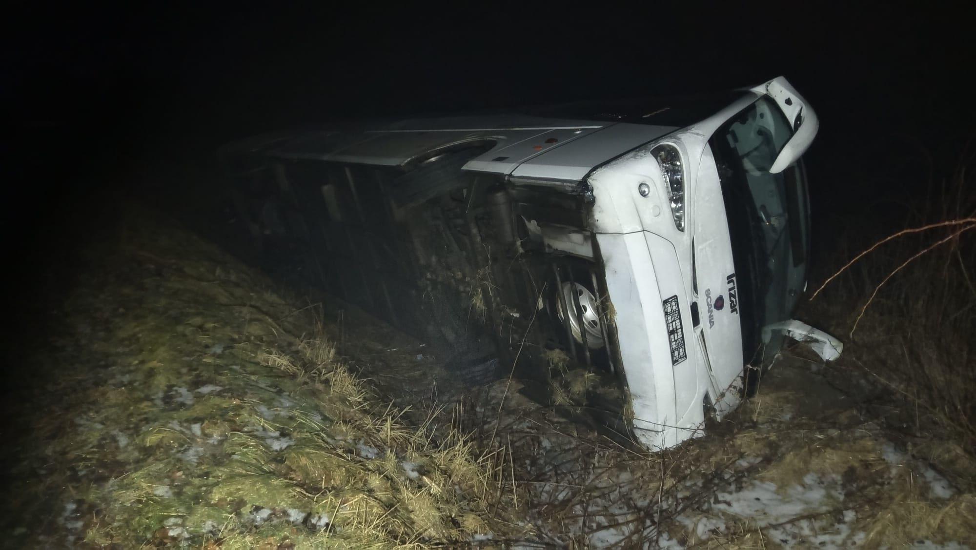 Autobus pracowniczy w rowie, dwie osoby poszkodowane