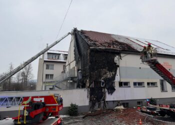 Pożar w kompleksie hotelowym w Pokrzywnej. Ewakuowano prawie sto osób