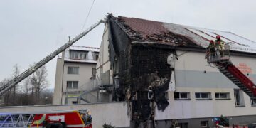 Pożar w kompleksie hotelowym w Pokrzywnej. Ewakuowano prawie sto osób