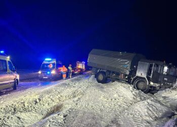 Trudne warunki na drogach. Wojskowy Jelcz w rowie