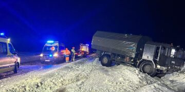 Trudne warunki na drogach. Wojskowy Jelcz w rowie