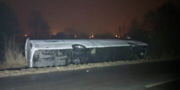 Autobus pracowniczy w rowie, dwie osoby poszkodowane