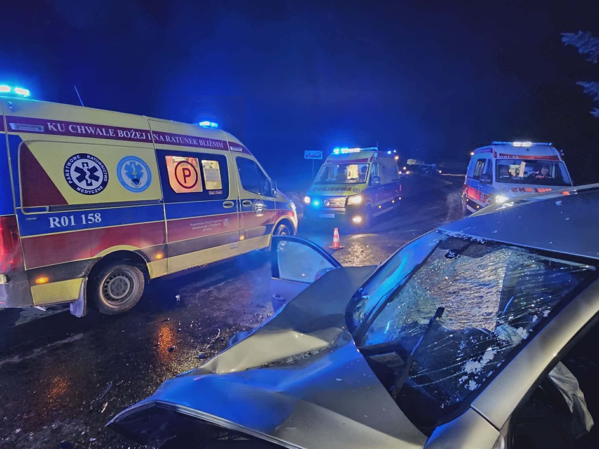 Zderzenie busa z osobówką. Sześć osób w szpitalu