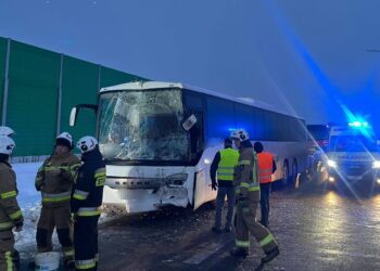 Zderzenie autokarów na lokalnej drodze. Są ranni