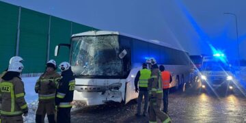 Zderzenie autokarów na lokalnej drodze. Są ranni