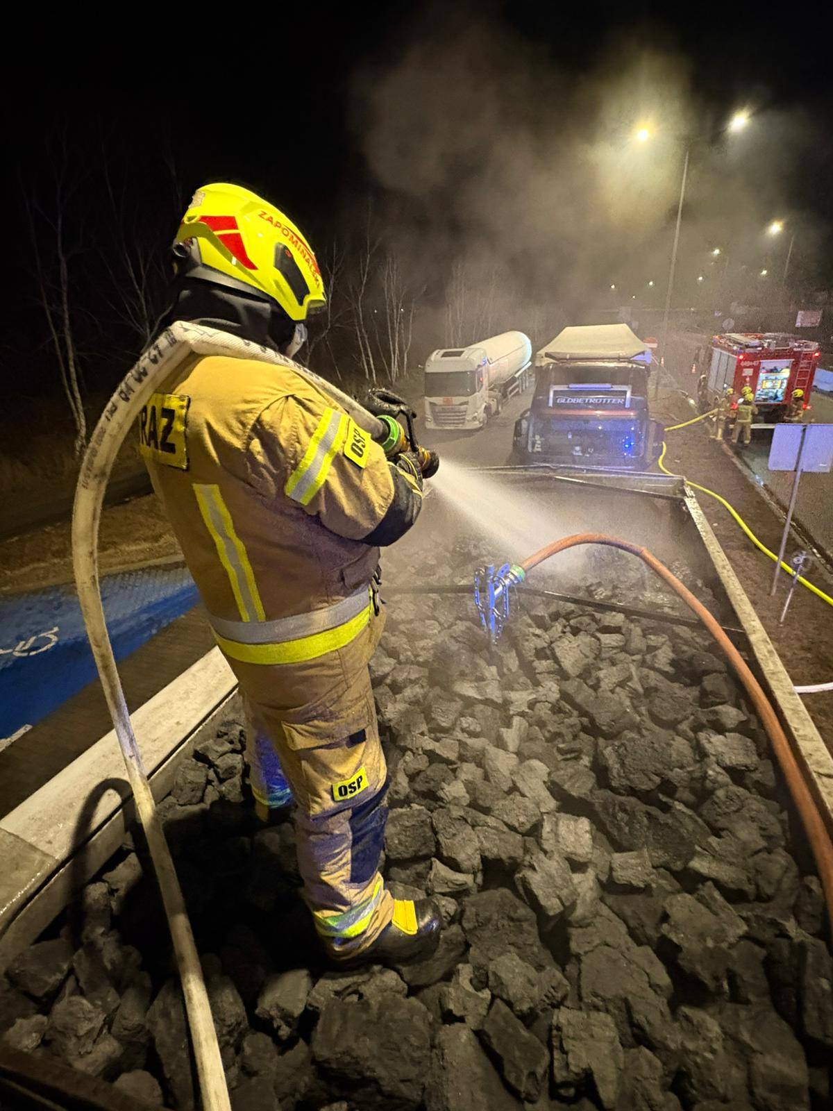 Pożar koksu w naczepie. Wezwano strażaków