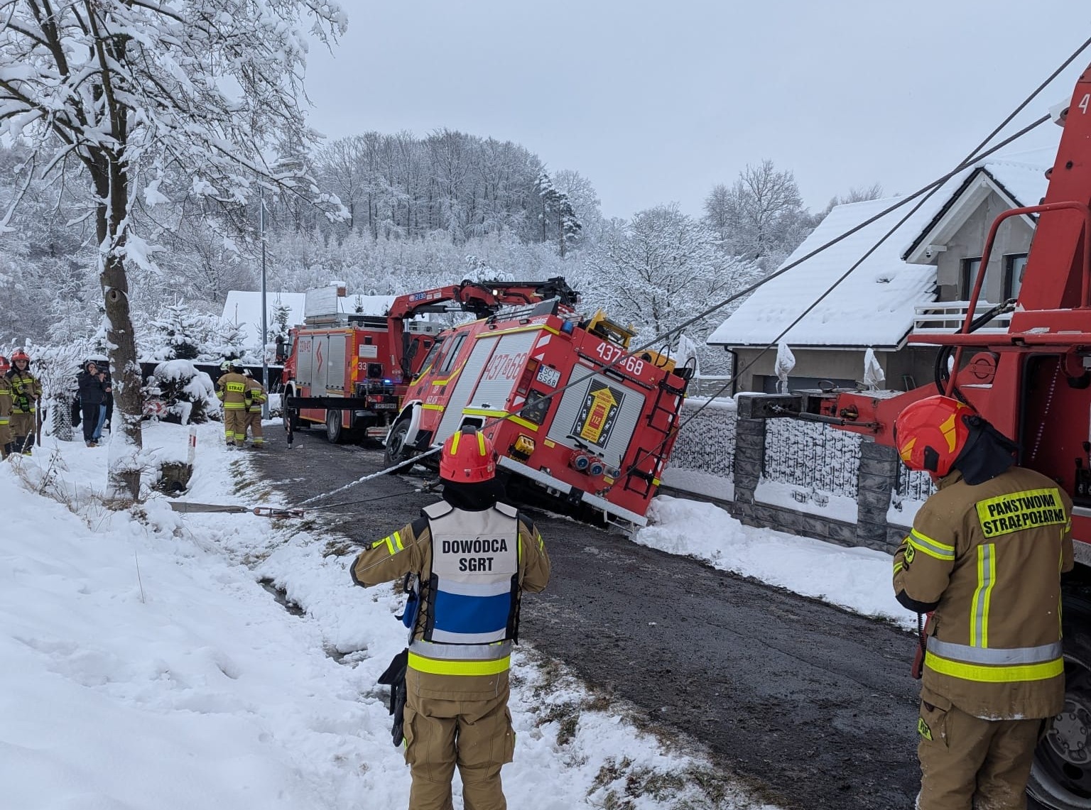 Wóz strażacki w rowie. Wezwano SGRT BIELSKO-BIAŁA
