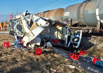 Bus rozerwany po zderzeniu z pociągiem