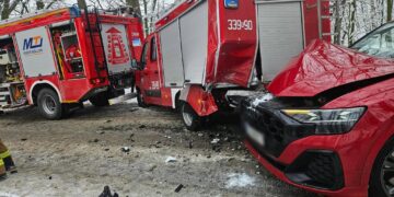 Dwa uszkodzone samochody OSP i mandat dla kierowcy