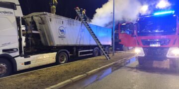 Pożar koksu w naczepie. Wezwano strażaków