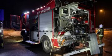 Rozpędzona ciężarówka uderzyła w wóz strażacki