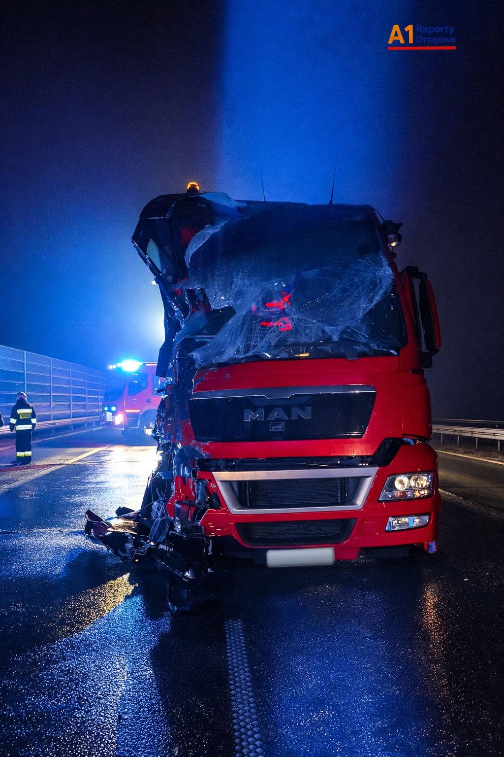 Rozpędzona ciężarówka uderzyła w wóz strażacki