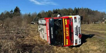 Jechali do akcji. Ich wóz wylądował na boku.
