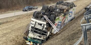 Dachowanie ciężarówki na autostradzie A2