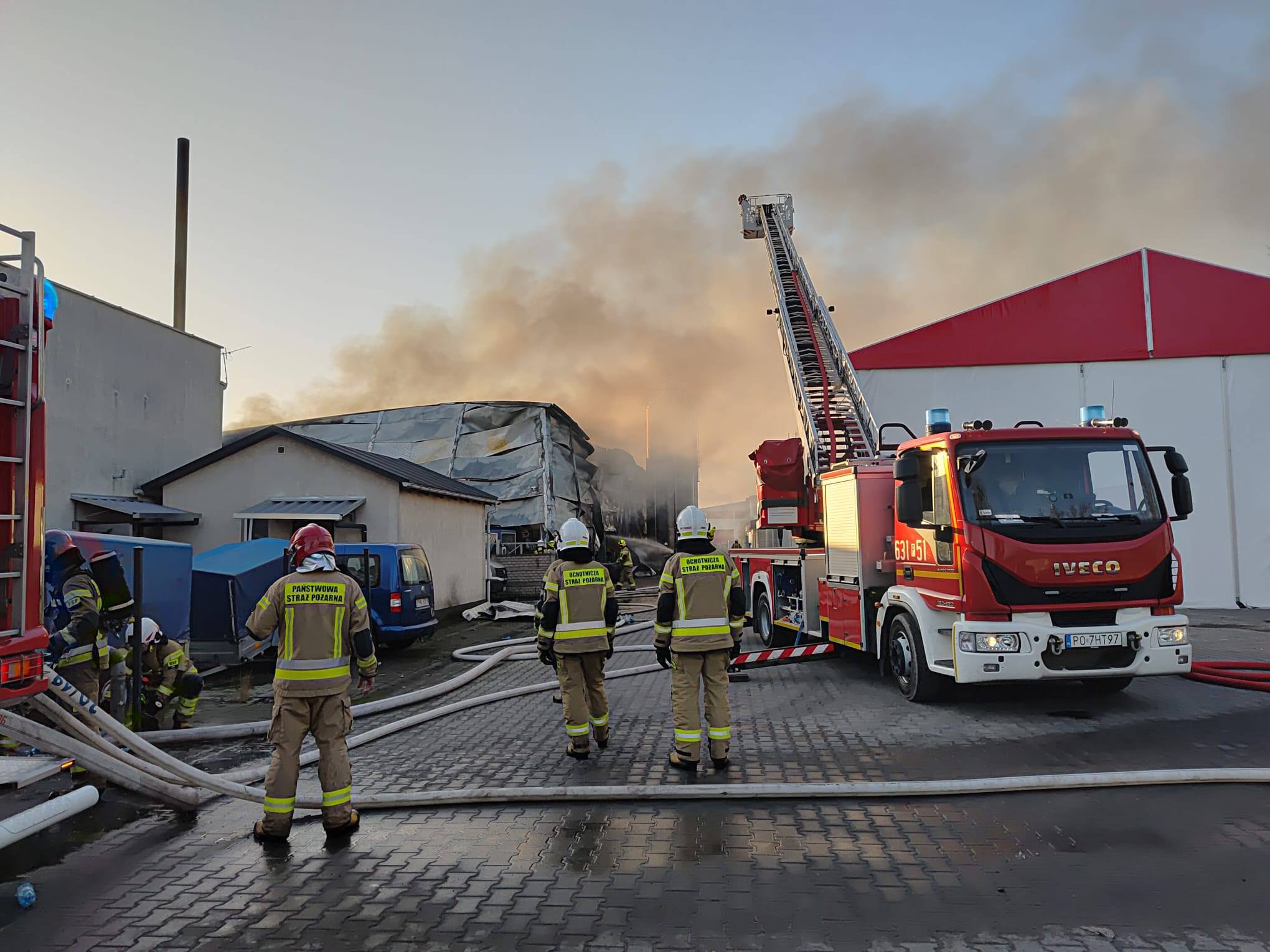 Pożar hali w Wągrowcu. W akcji kilkadziesiąt zastępów straży pożarnej
