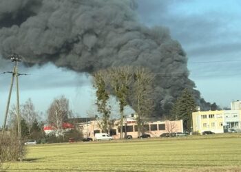 Pożar hali w Wągrowcu. W akcji kilkadziesiąt zastępów straży pożarnej