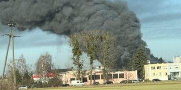 Pożar hali w Wągrowcu. W akcji kilkadziesiąt zastępów straży pożarnej