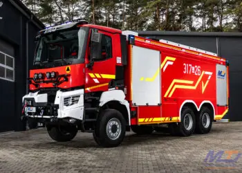 Nowe ciężkie wozy trafiły do warszawskiej straży pożarnej