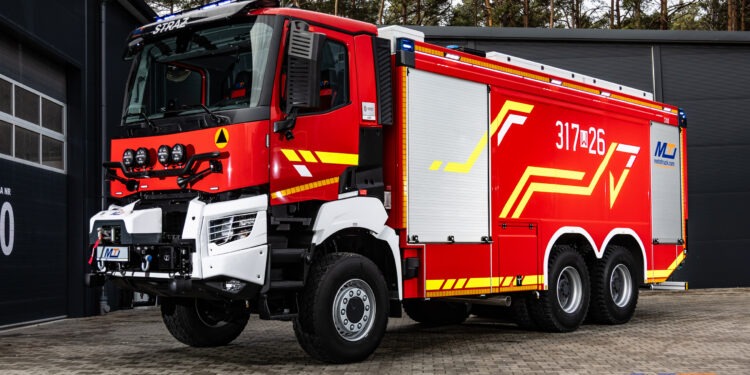 Nowe ciężkie wozy trafiły do warszawskiej straży pożarnej