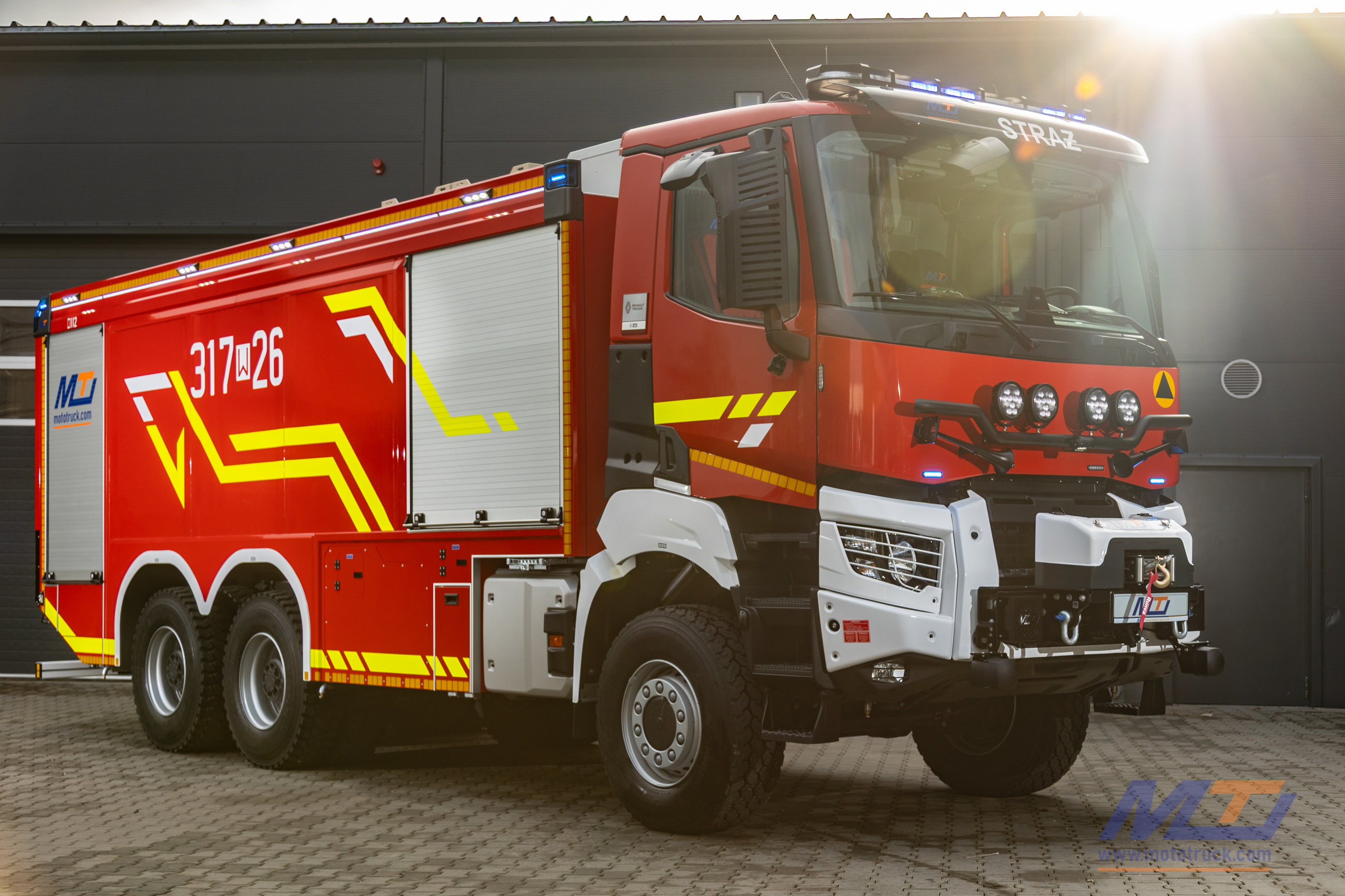 Nowe ciężkie wozy trafiły do warszawskiej straży pożarnej