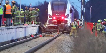 Samochód dostawczy zmiażdżony przez pociąg. Trudna akcja strażaków