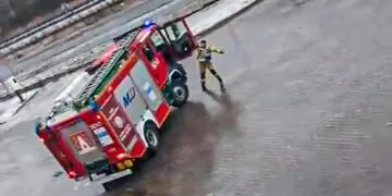 Niebezpieczny wyjazd z JRG. Plac zamienił się w lodowisko