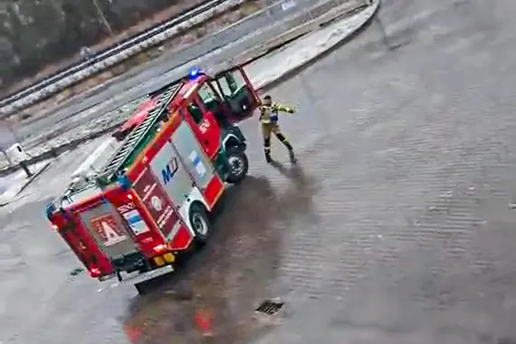 Niebezpieczny wyjazd z JRG. Plac zamienił się w lodowisko