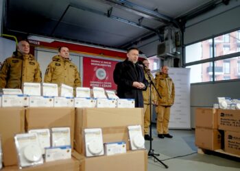 Strażacy bezpłatnie zamontują 140 tysięcy czujek u osób najbardziej potrzebujących