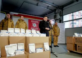 Strażacy bezpłatnie zamontują 140 tysięcy czujek u osób najbardziej potrzebujących