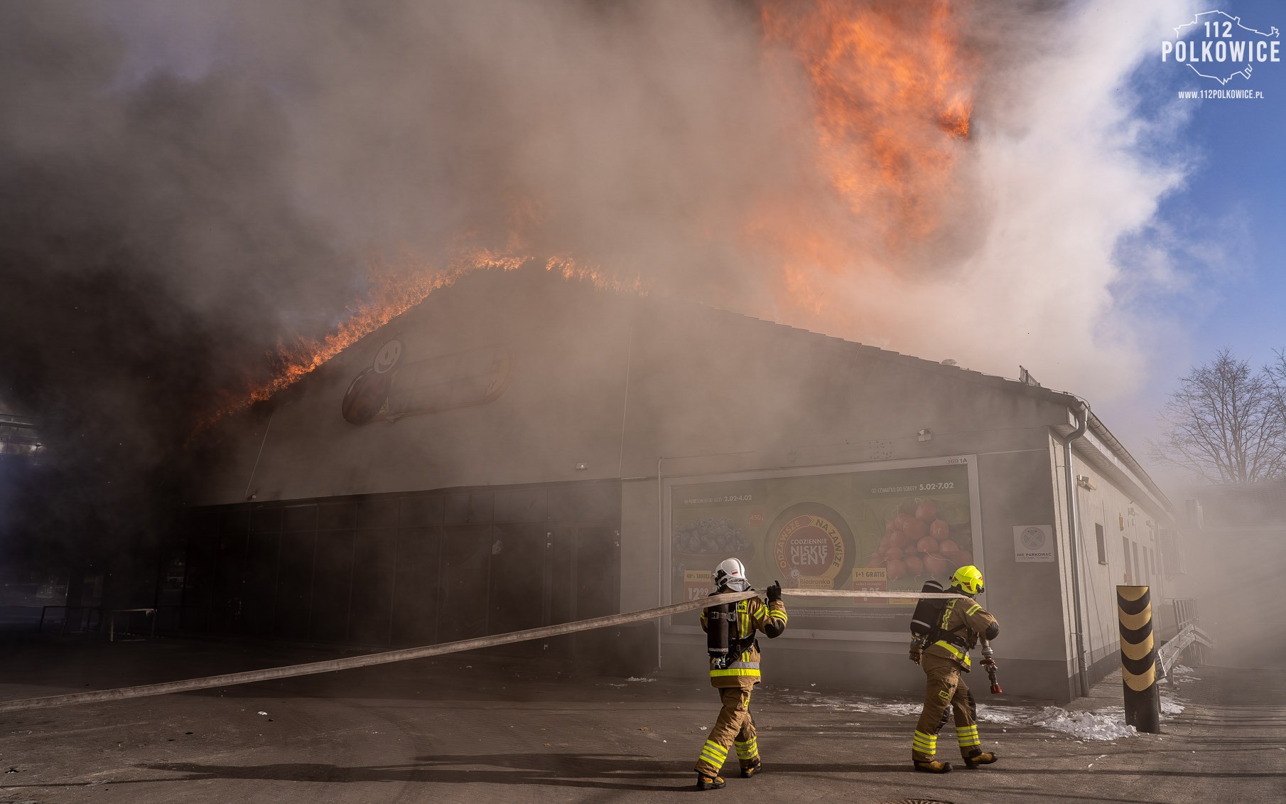 W Polkowicach spłonęła Biedronka. Trzech rannych strażaków