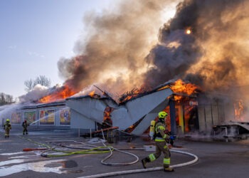 W Polkowicach spłonęła Biedronka. Trzech rannych strażaków