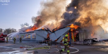 W Polkowicach spłonęła Biedronka. Trzech rannych strażaków