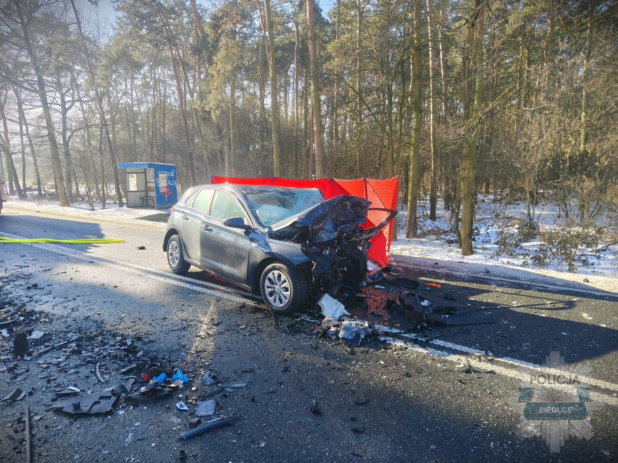 Wypadek na DK63. Jedna osoba nie żyje, druga ciężko ranna