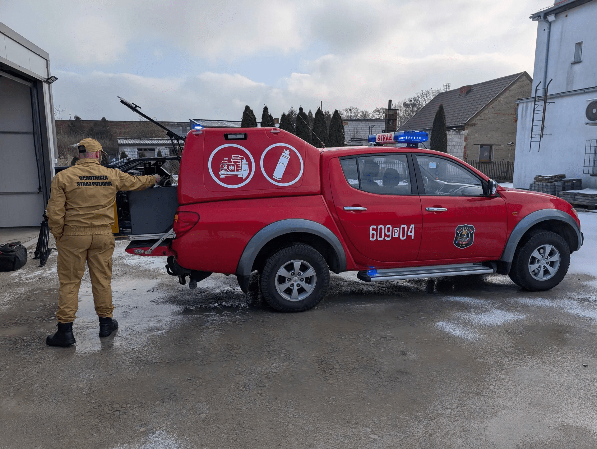 L200 ze sprężarką. Nowy nabytek OSP Żabno