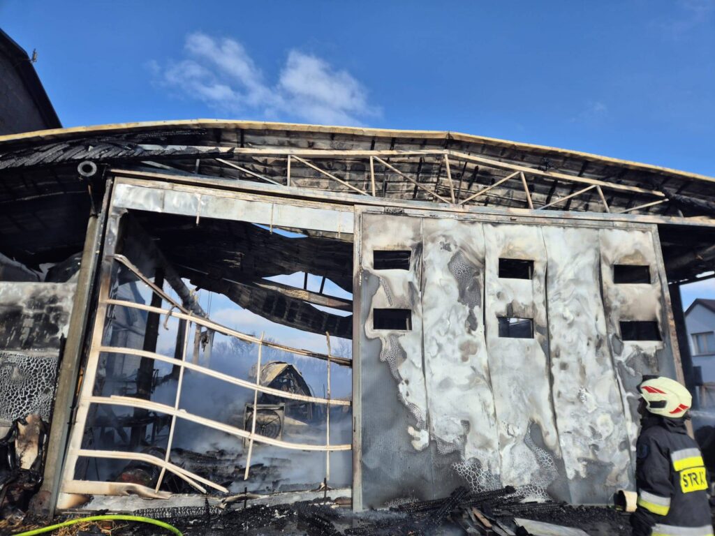 Duży pożar w Grójcu Małym. Uratowano sto byków