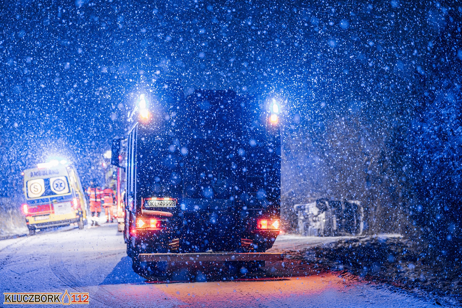 Radiowóz na boku, policjanci w szpitalu