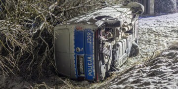 Radiowóz na boku, policjanci w szpitalu