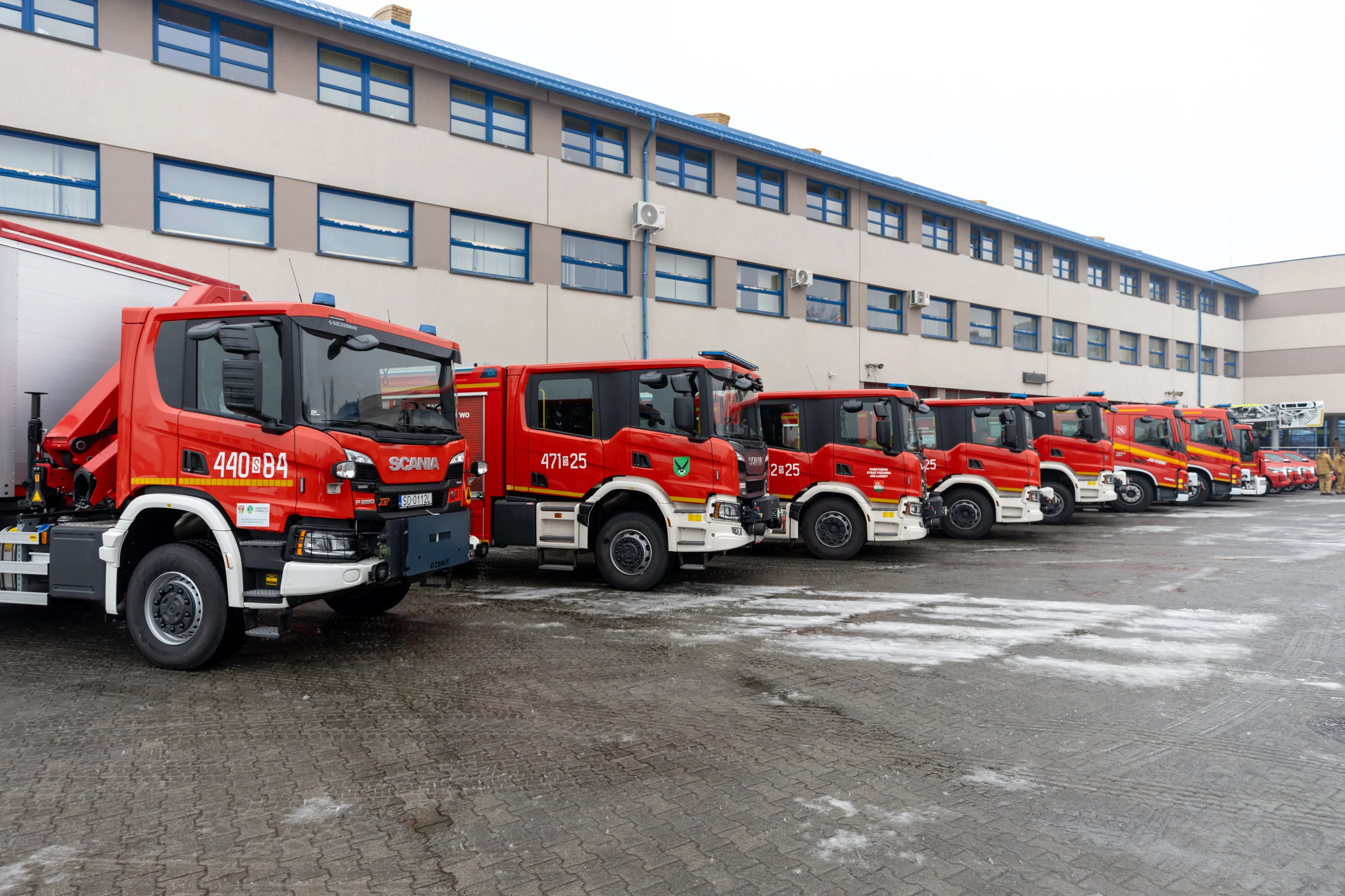 Śląska straż pożarna z nowymi samochodami
