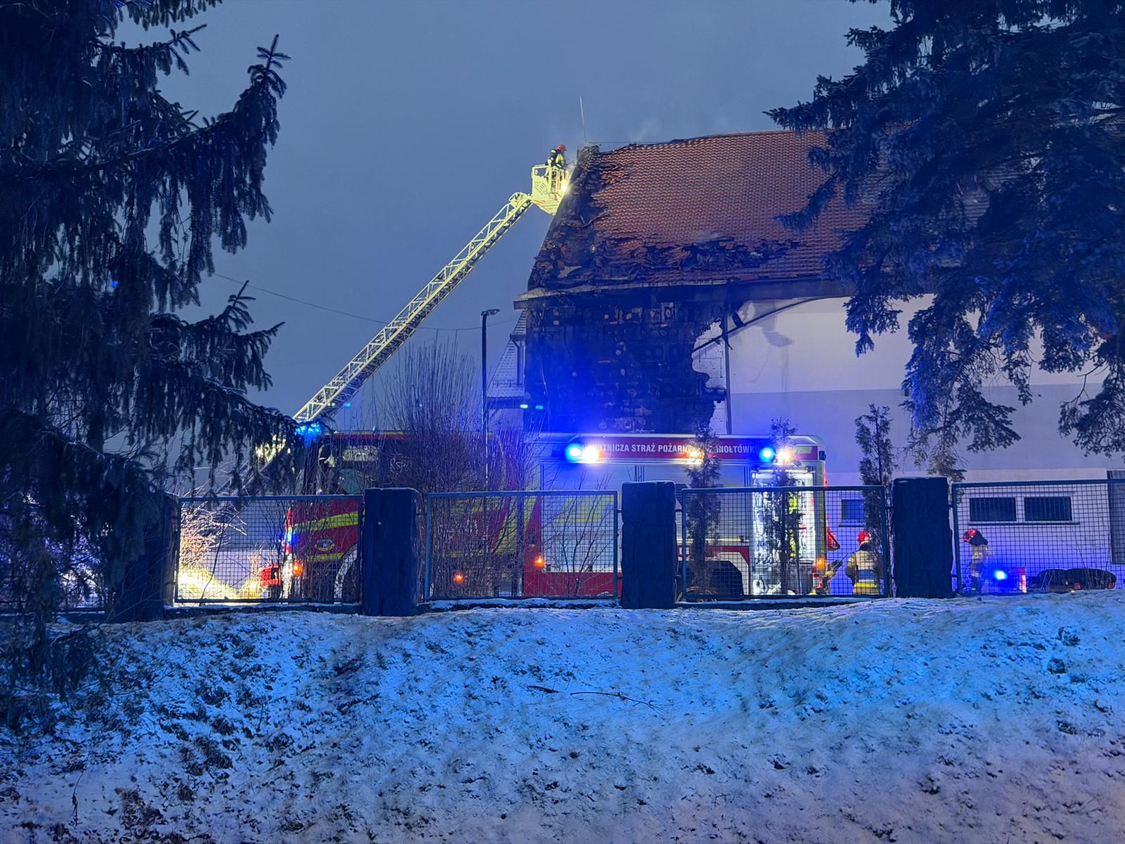 Pożar w kompleksie hotelowym w Pokrzywnej. Ewakuowano prawie sto osób