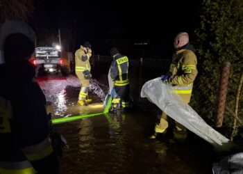 Wkra wystąpiła z koryta. Trwa akcja służb w Błędowie