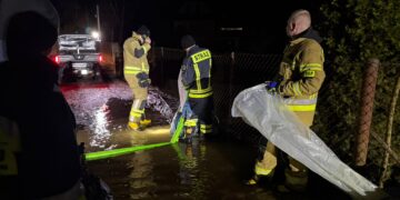 Wkra wystąpiła z koryta. Trwa akcja służb w Błędowie