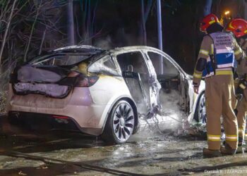 Nocny pożar elektrycznej Tesli w Zabrzu