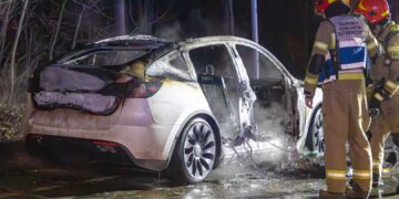 Nocny pożar elektrycznej Tesli w Zabrzu