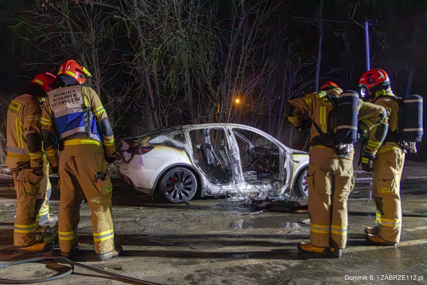 Nocny pożar elektrycznej Tesli w Zabrzu