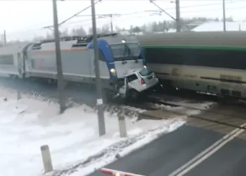 Dwa pociągi uderzyły w osobówkę. Jest nagranie!