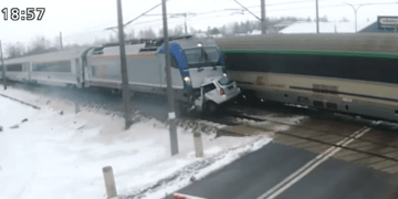 Dwa pociągi uderzyły w osobówkę. Jest nagranie!