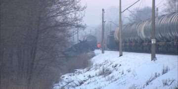 Pod Warszawą wykoleił się pociąg towarowy. Wezwano grupę chemiczną